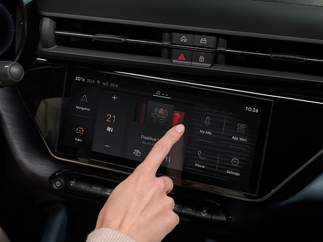 Alfa Romeo Junior - Junior Ibrida 2024 Intérieur - Ecran tactile