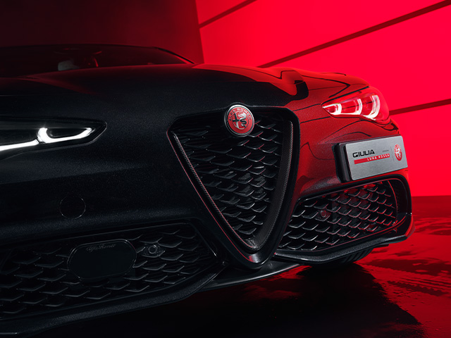 Calandre en V « Scudetto » Alfa Romeo rouge