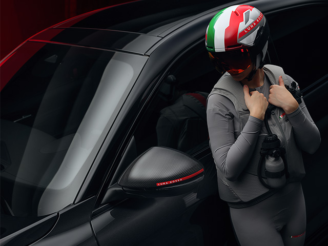 Badge Luna Rossa exclusif en carbone