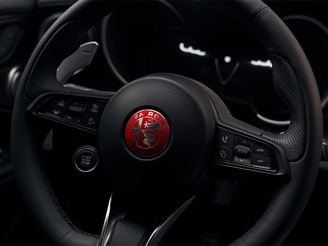 Badge Alfa Romeo rouge sur le volant